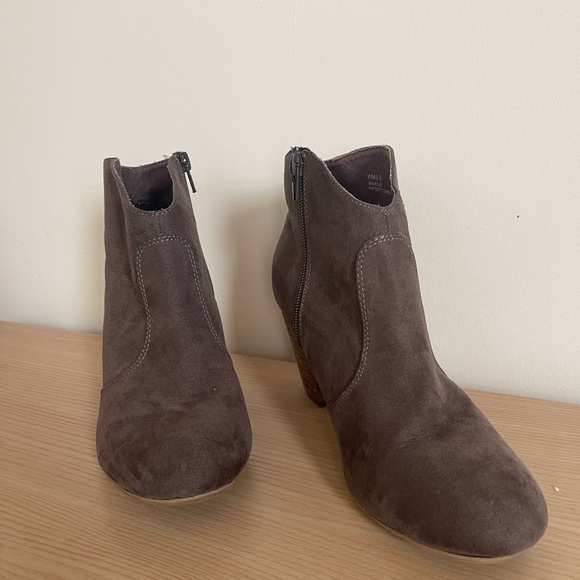Report | Stacked Heel Ankle Booties - Size 9 - Picture 2 of 11